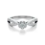 Pierścionek z białego złota z diamentami